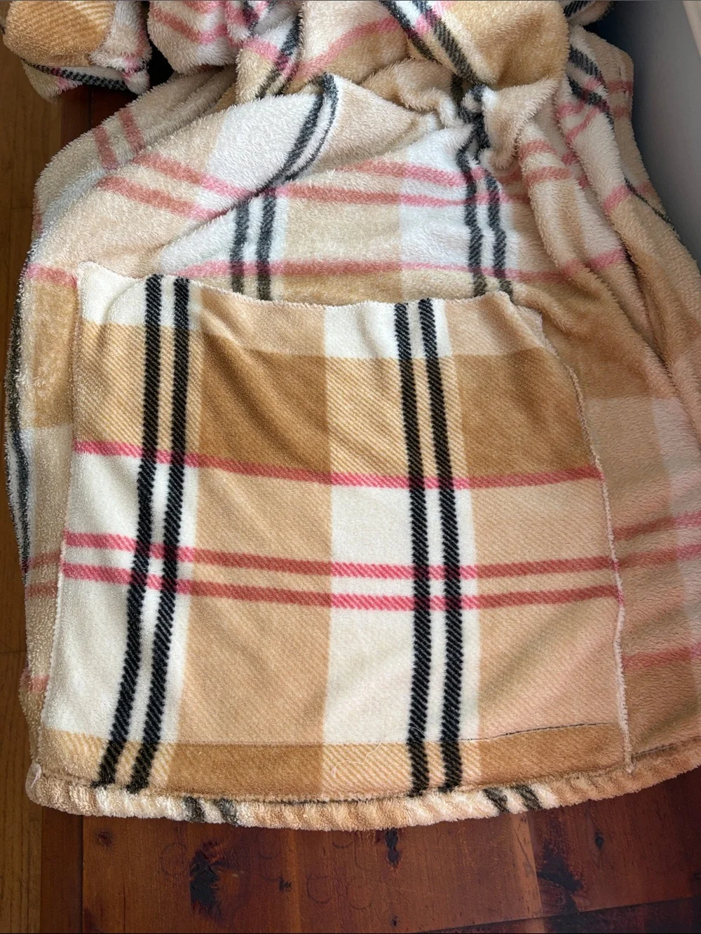 SNUGGIE PLAID FLEECE WEARABLE BLANKET